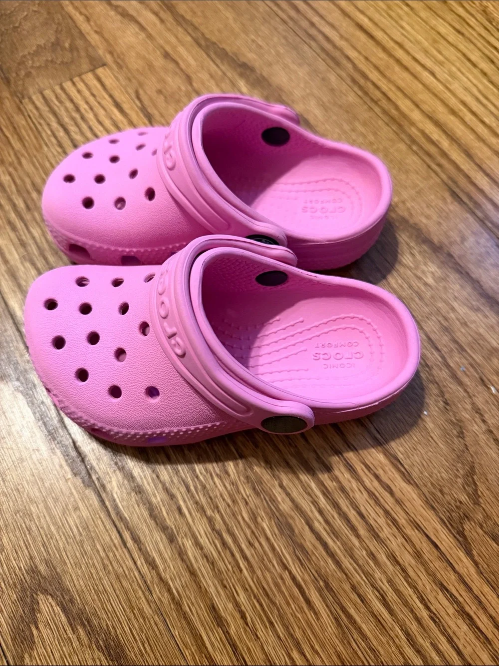 CROCS holes clean cushioned